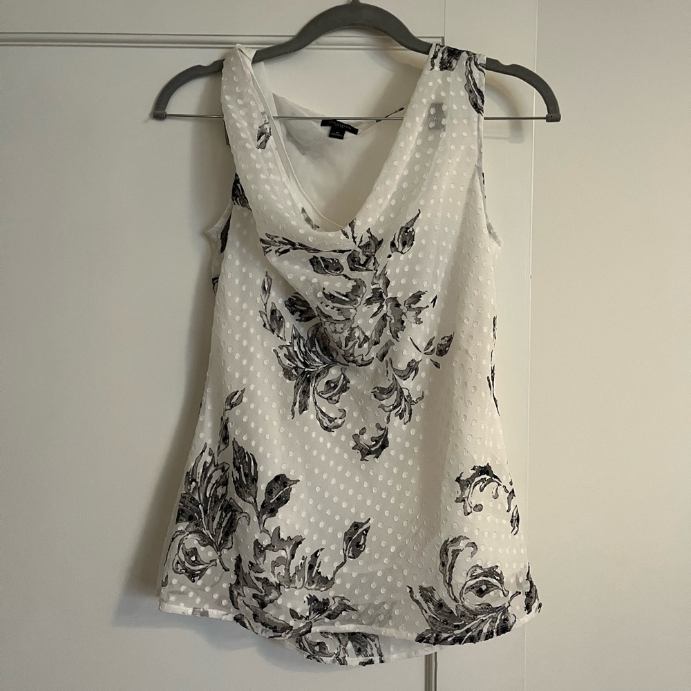 Ann Taylor black and white sleeveless blouse size 0 or size small